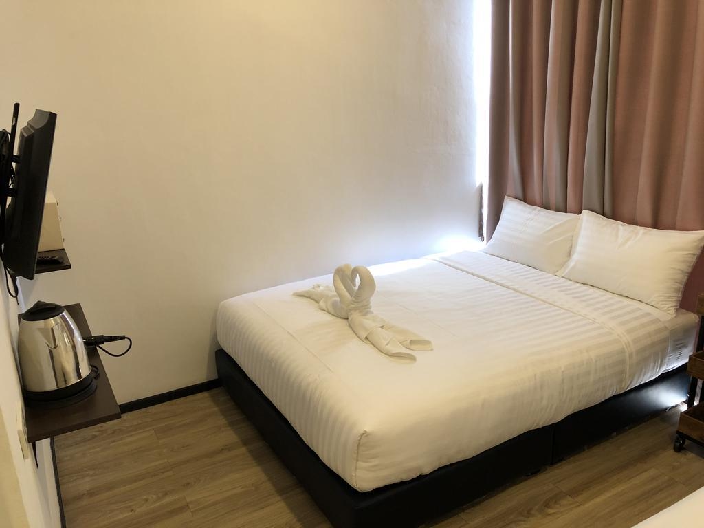 Glur Phuket Patong Beach Esterno foto